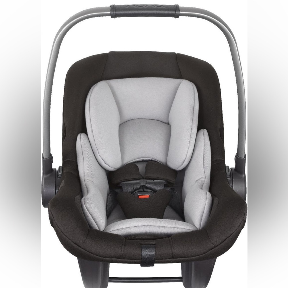 Nuna Pipa Lite LX with 2 base’s and extra nuna inserts.
